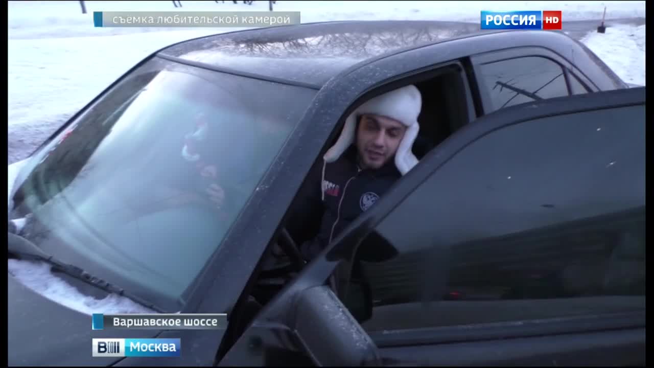 Москвич, снявшийся на права с дуршлагом на голове, борется с ездой по тротуарам