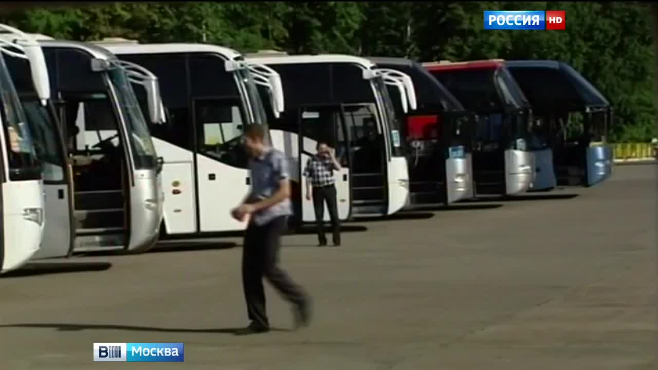 Сотни юных москвичей несколько часов ждали автобусов для поездки в лагерь