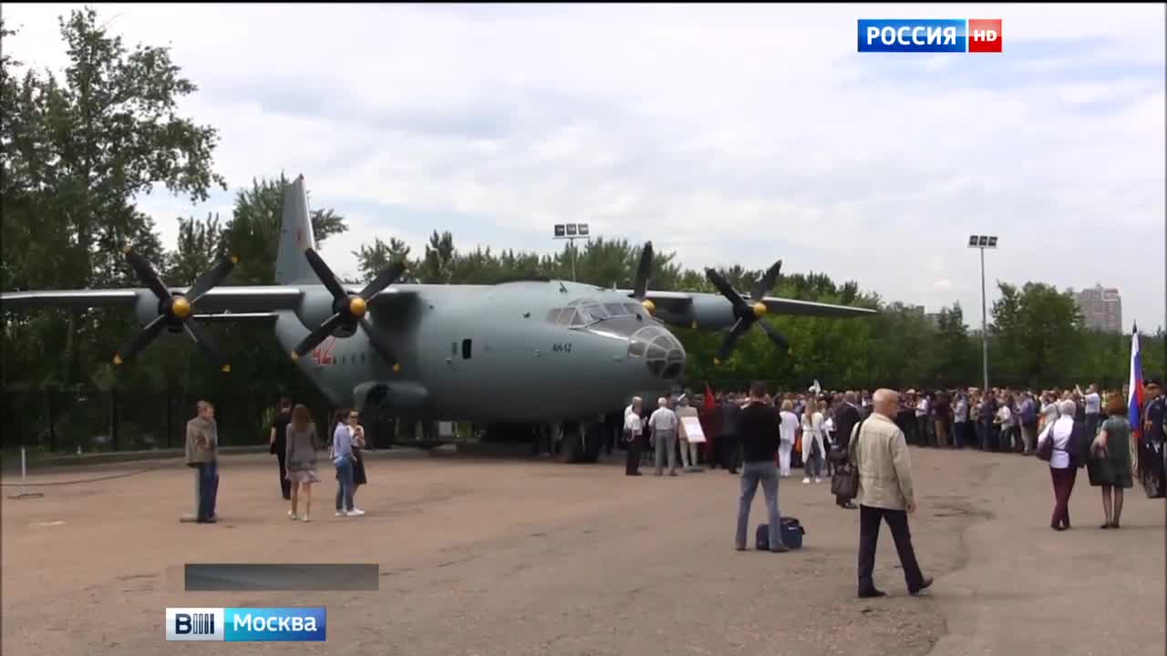Музей военной техники в парке Победы пополнился легендарным транспортником Ан-12