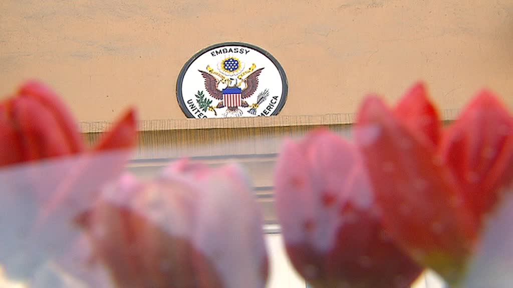 К посольству США в Москве целый день несут цветы