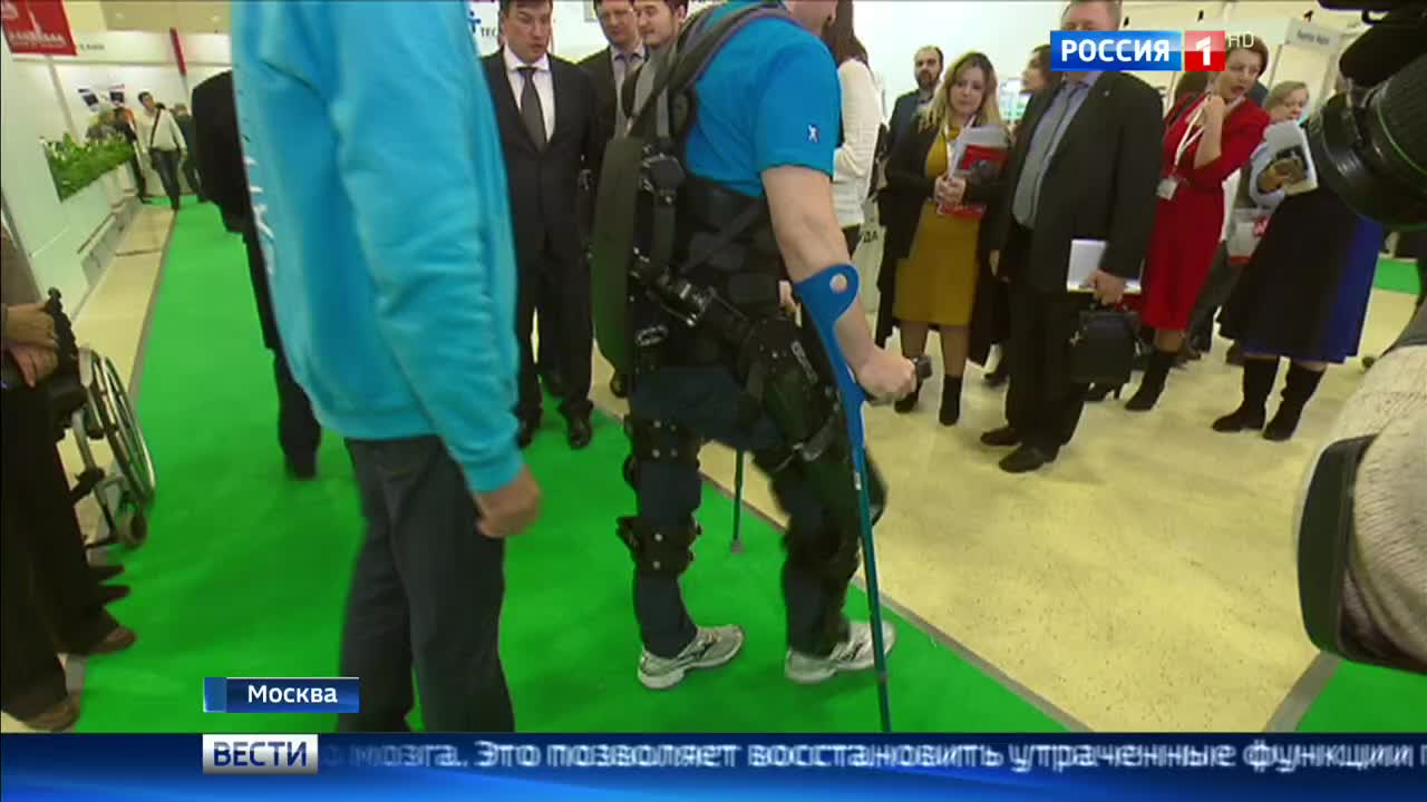 Столичные клиники получили 20 экзоскелетов для программ реабилитации