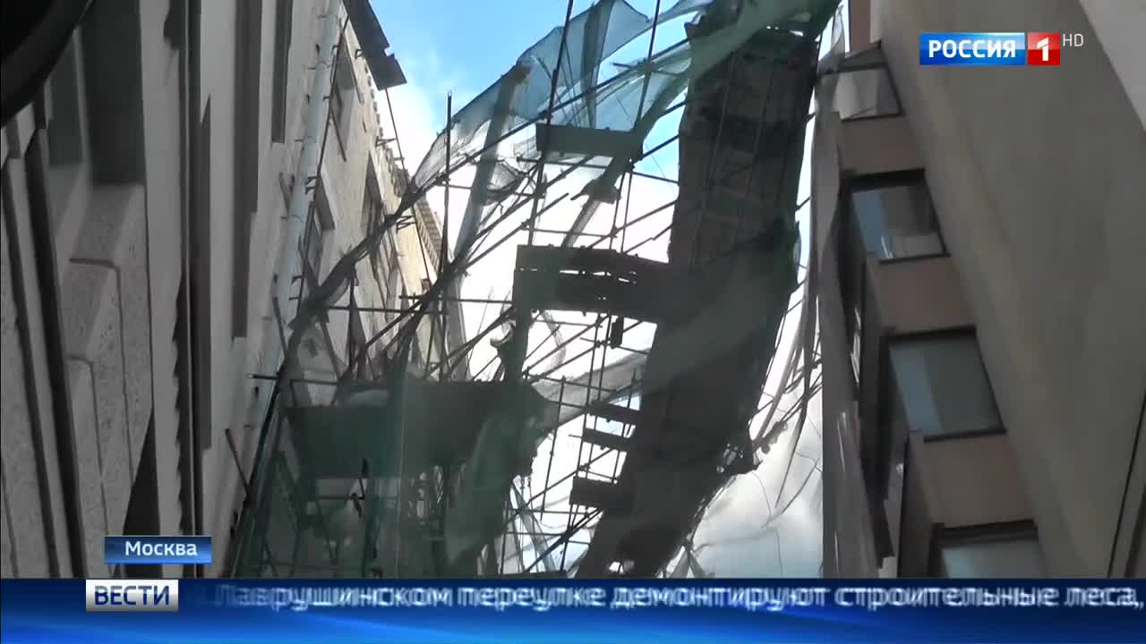 Ветер обрушил строительные леса на жилой дом