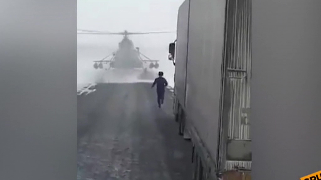 Пилоты посадили военный вертолет на оживленную трассу. Видео