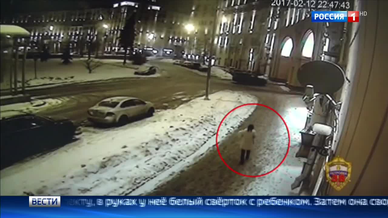 Женщина бросила новорожденного на улице. Видео