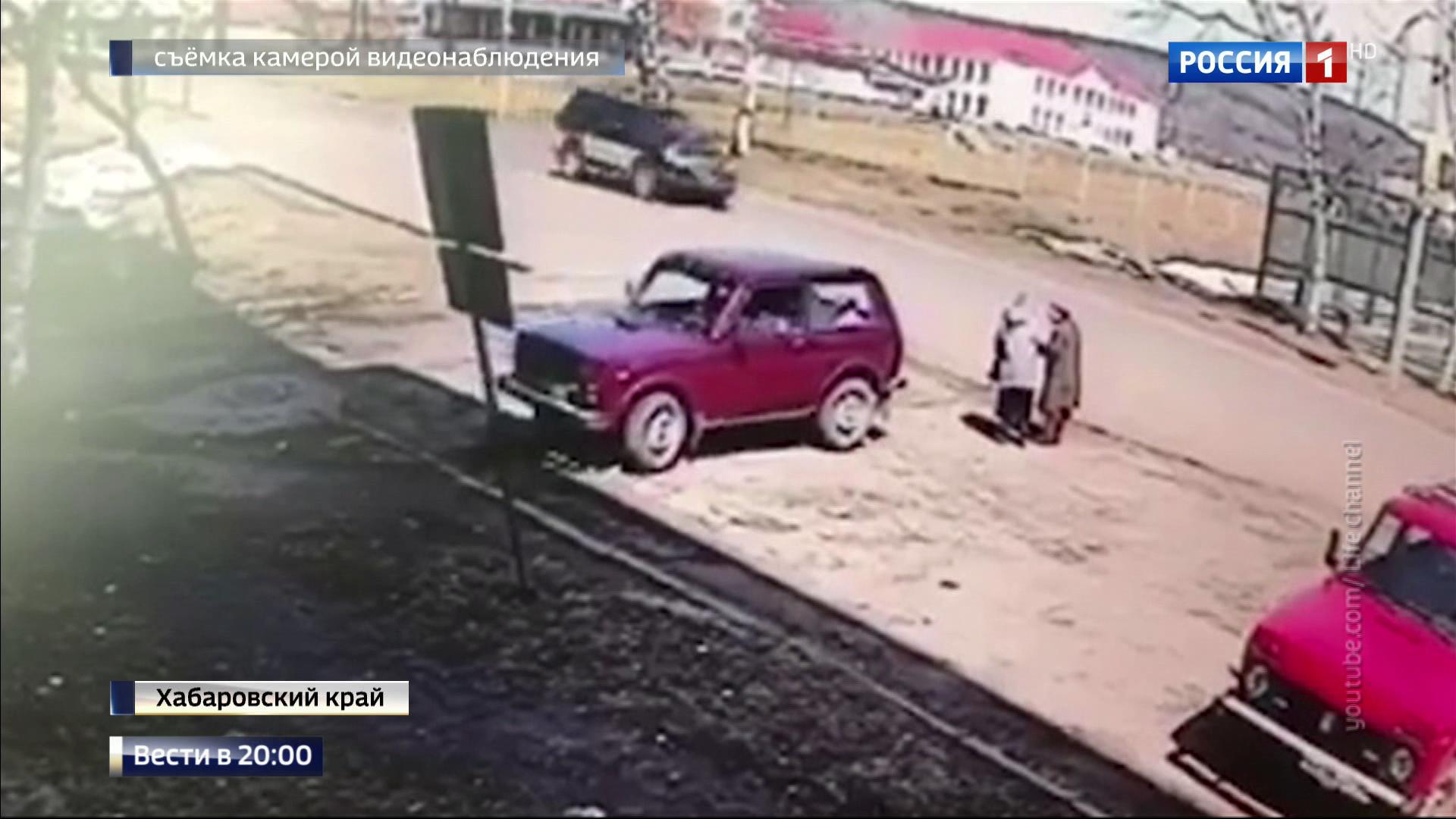Отделались царапинами: водитель "не заметил", как переехал старушек
