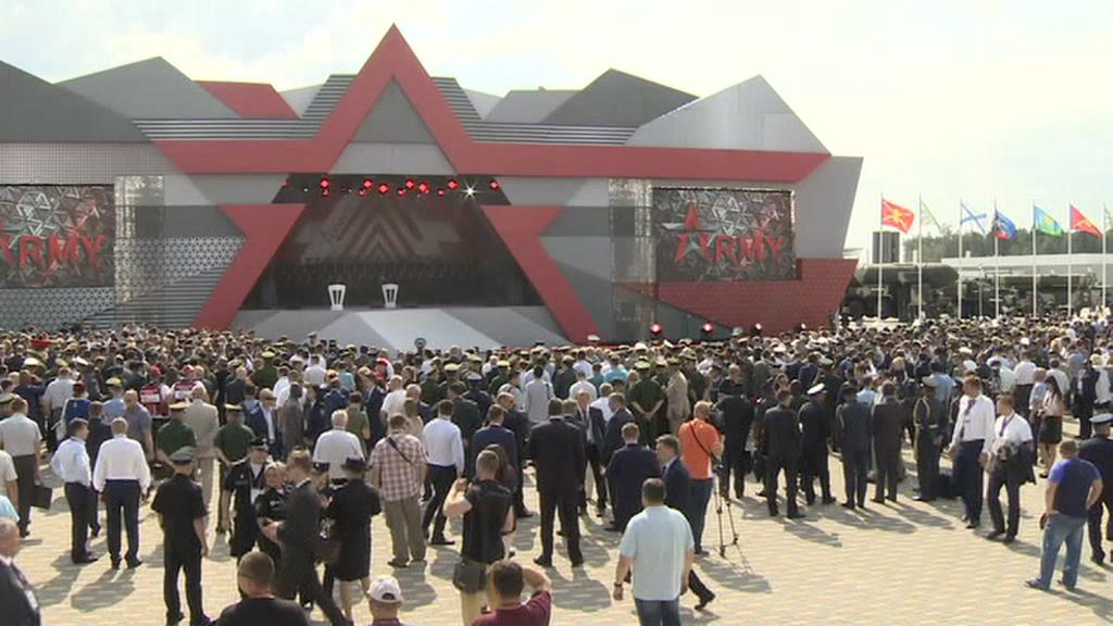 Форум "Армия" представил 18 тысяч образцов военной техники