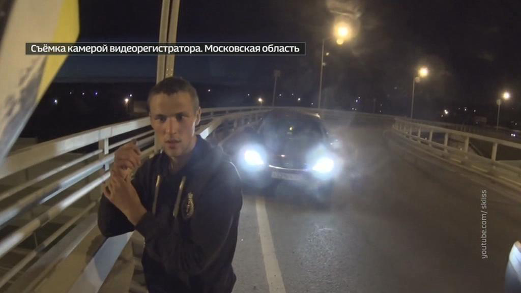 Байкер спас парня, пытавшегося спрыгнуть с моста. Видео