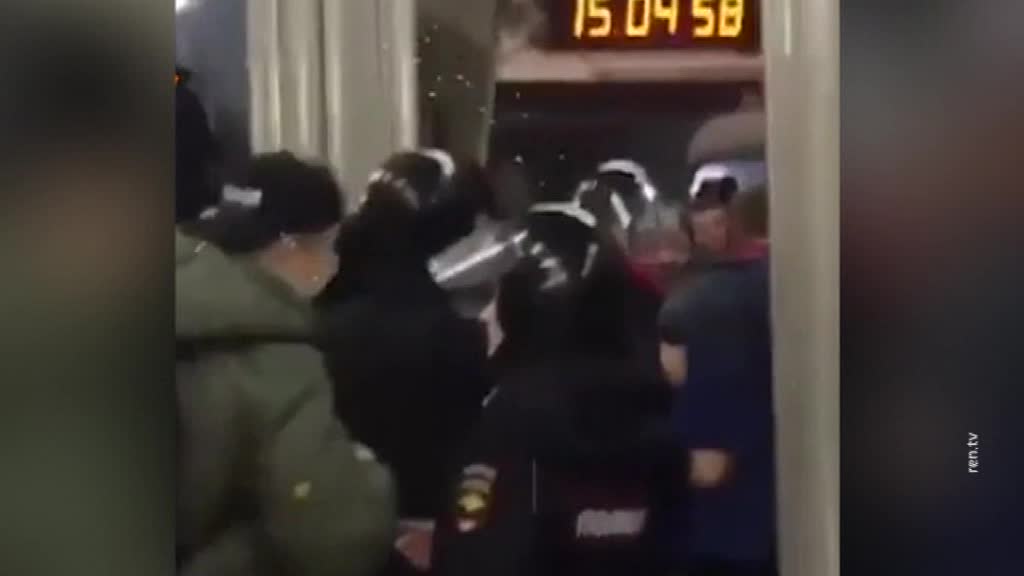 Фанаты "Спартака" и ЦСКА попытались подраться в московском метро