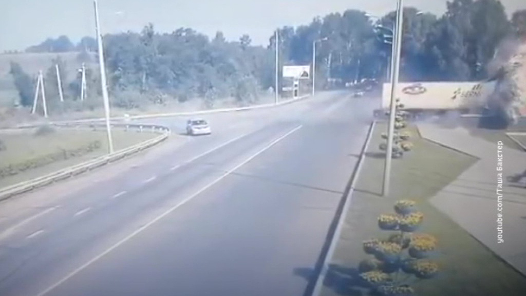 Груженая водкой фура врезалась в стелу "Новокузнецк"