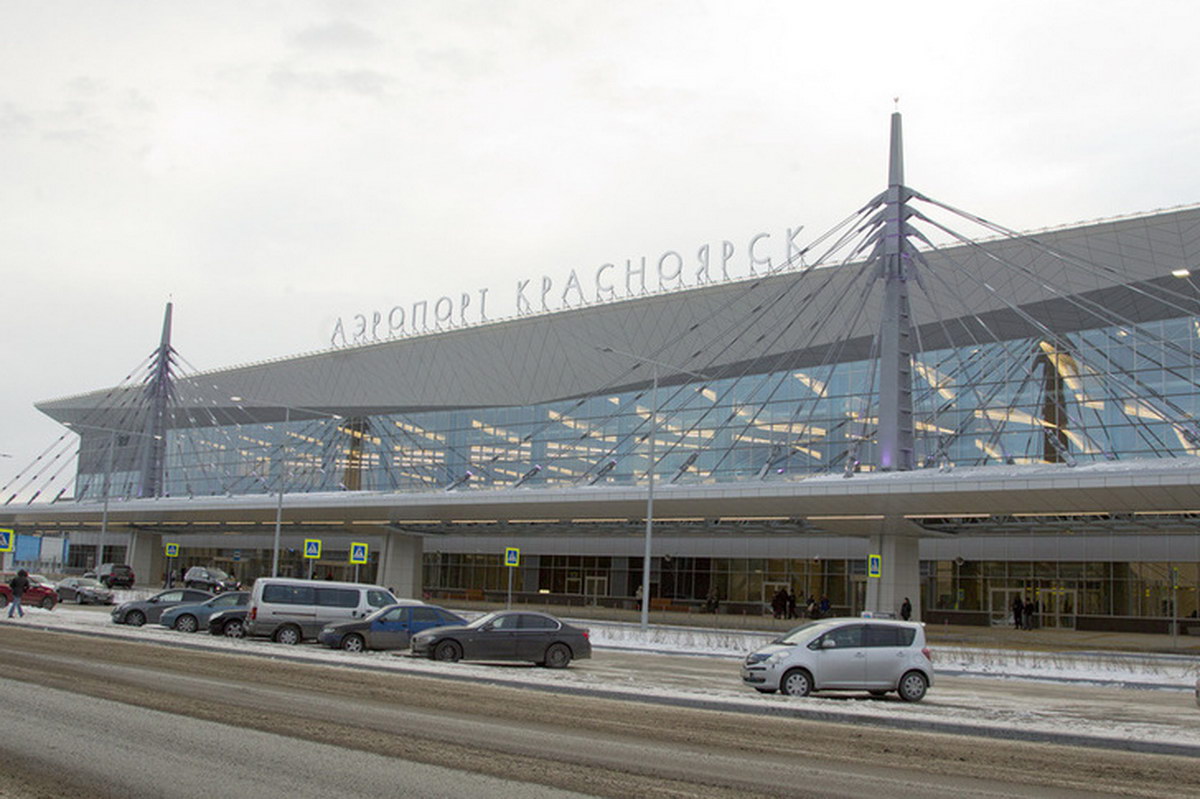 Самолет компании Azur Air сел в Красноярске из-за сигнала о поломке