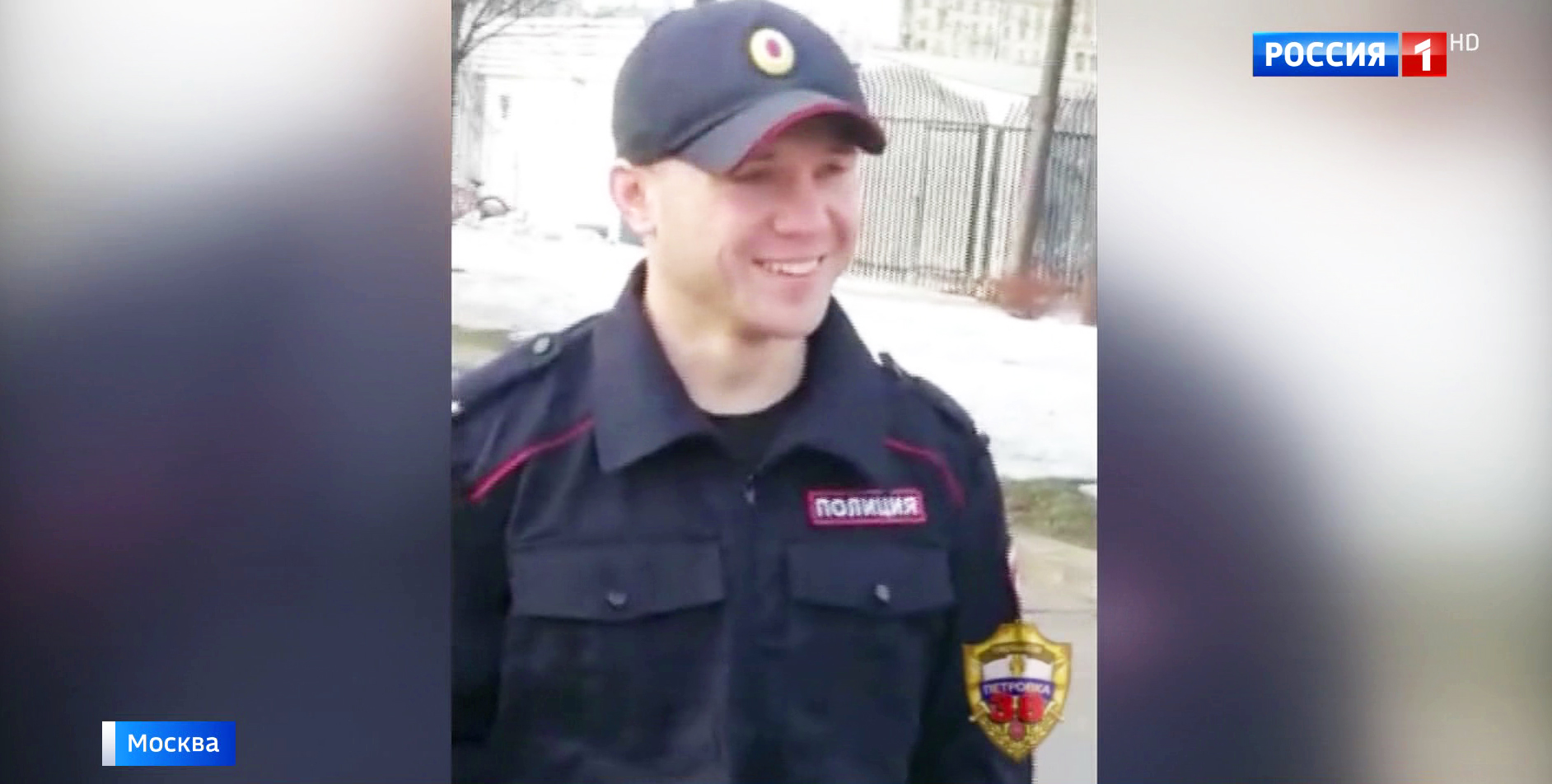 В Парке Горького приставал к прохожим блогер в форме сотрудника полиции