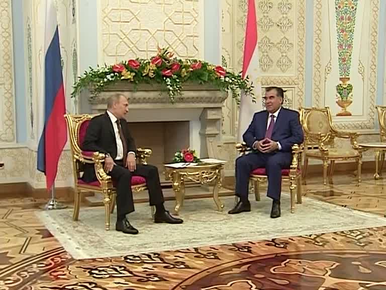 Путин подарил Рахмону копию карточки матроса ВМФ СССР