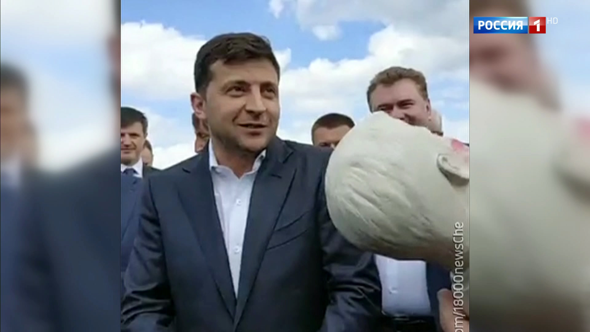 Зеленскому начали дарить бюсты