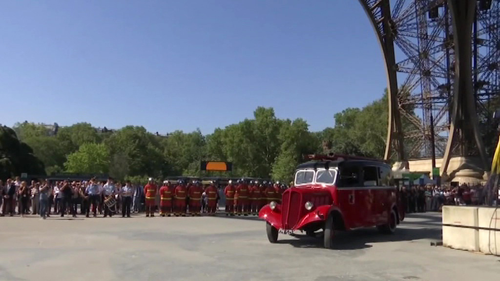 Несколько тысяч человек приняли участие в параде в центре Парижа