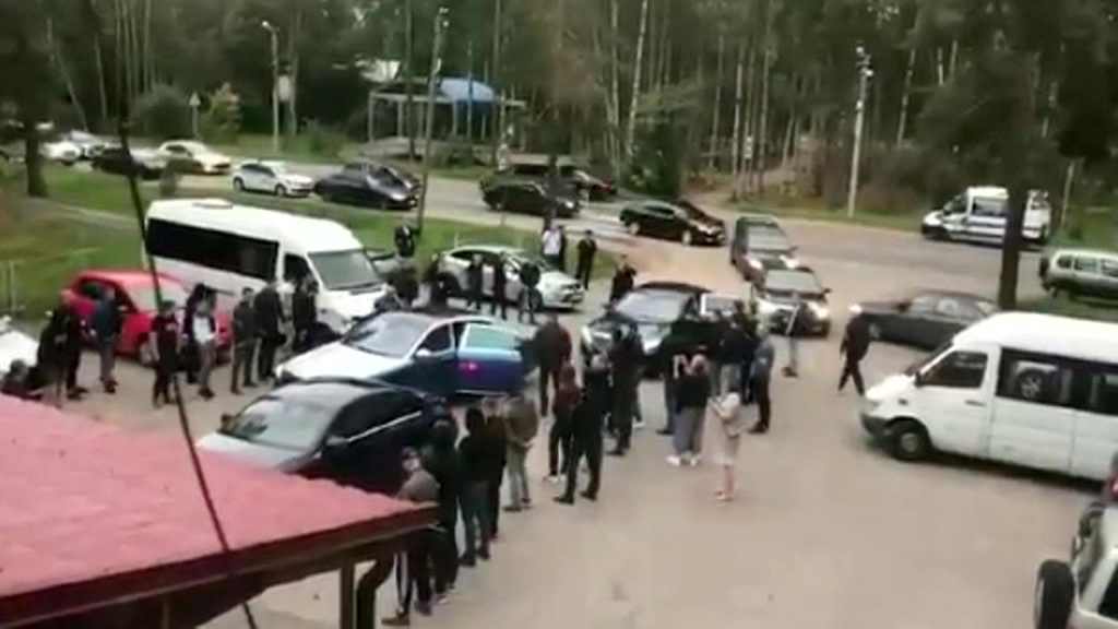 Дама на "Майбахе", охранники-качки: заседание депутатов в Токсово напомнило разборки 90-х