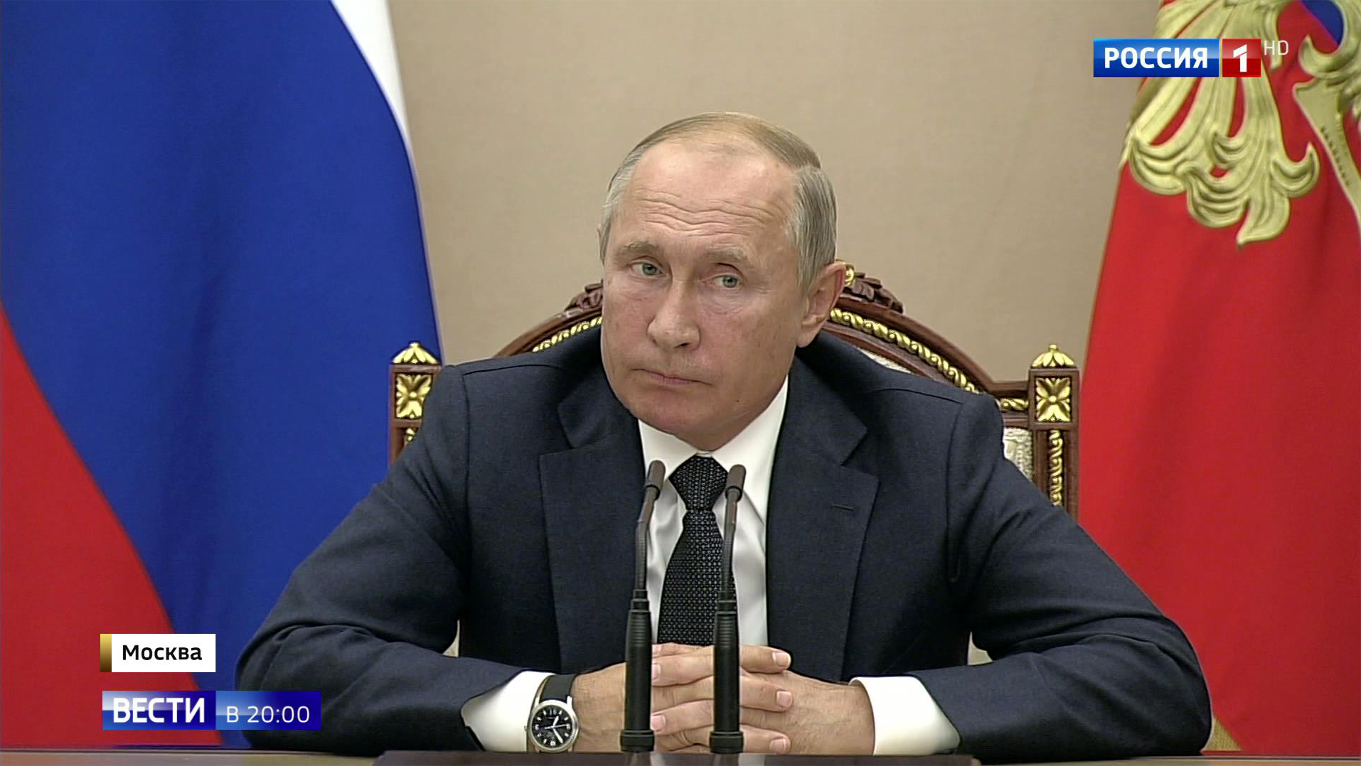 Путин призвал при увеличении оклада медикам не допускать "фокусов" с доплатами
