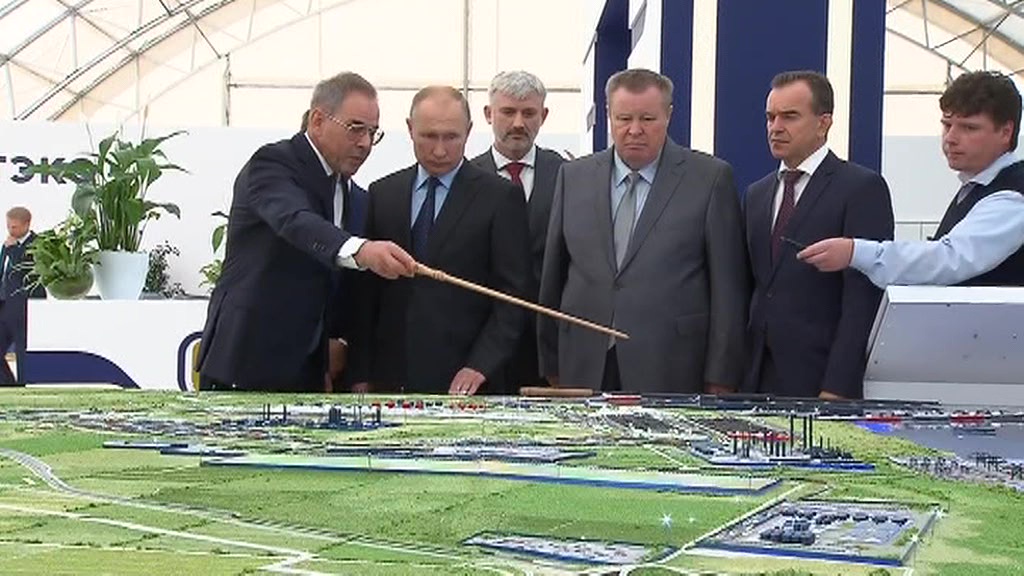 Путину показали таманский порт и археологические находки