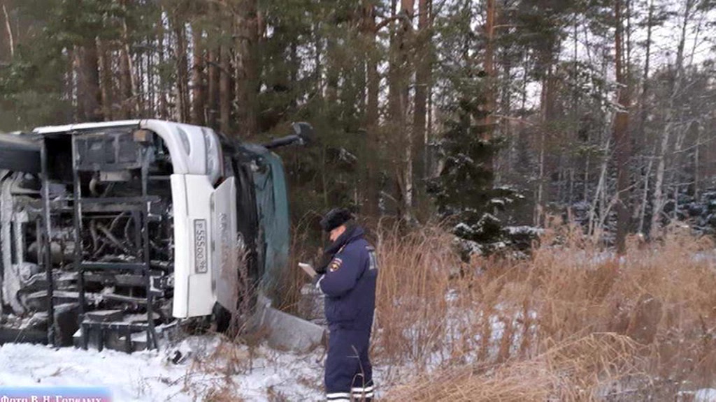 В Свердловской области пассажирский автобус вылетел в кювет