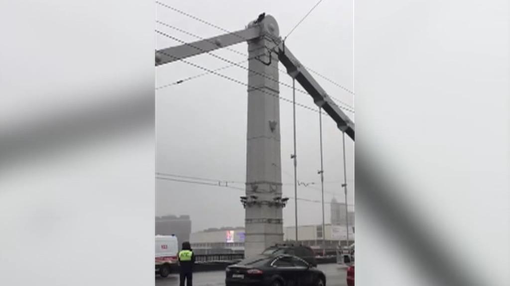 С опоры московского моста сняли неадекватного мужчину
