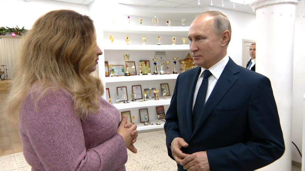 Путин пообещал музыкальной школе договориться о новом рояле