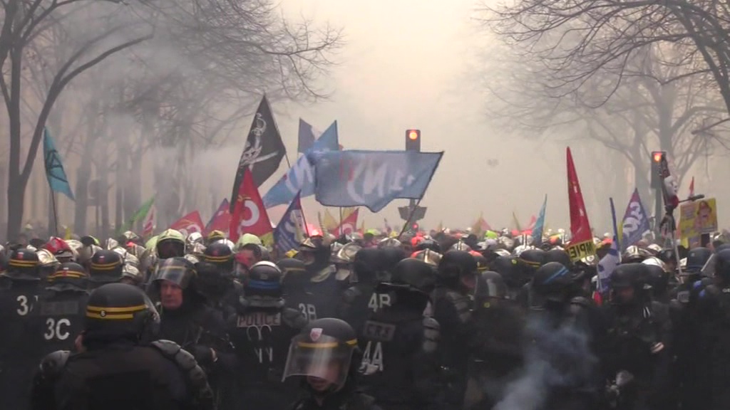 Французские пожарные вновь протестуют