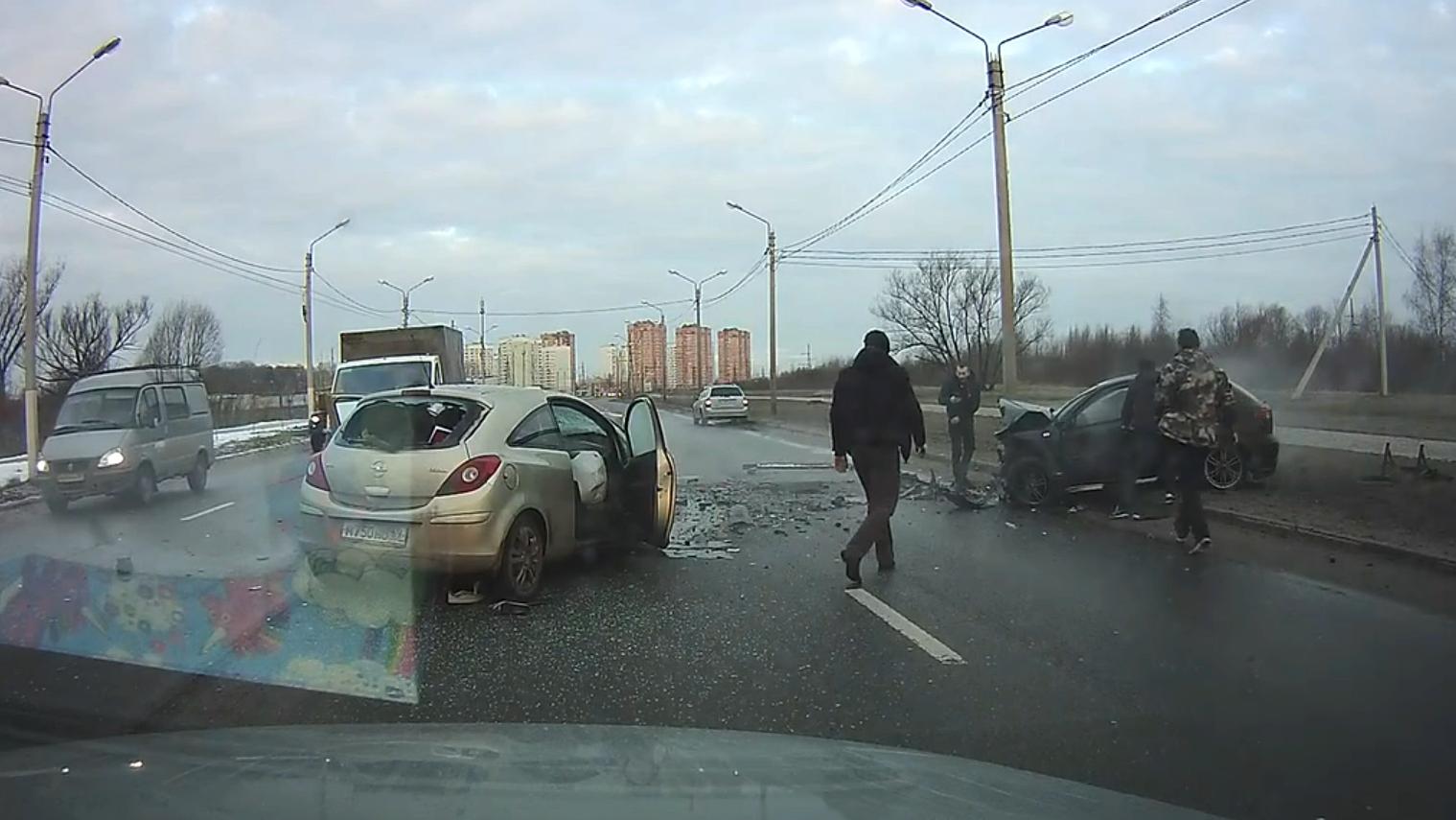 Тверской водитель погиб в лобовом ДТП, попав в яму на дороге