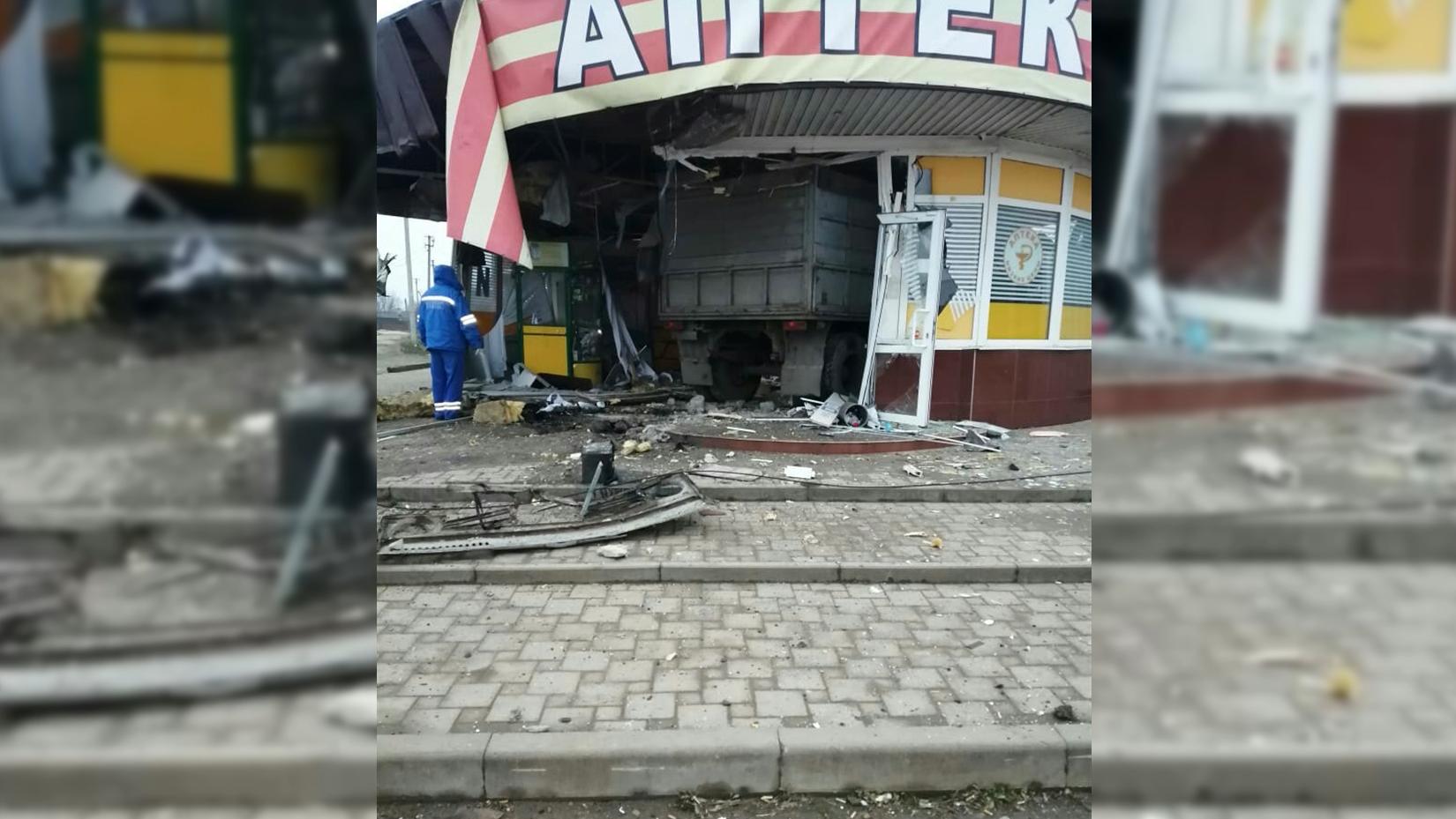 Самосвал разнес аптеку после аварии на Кубани
