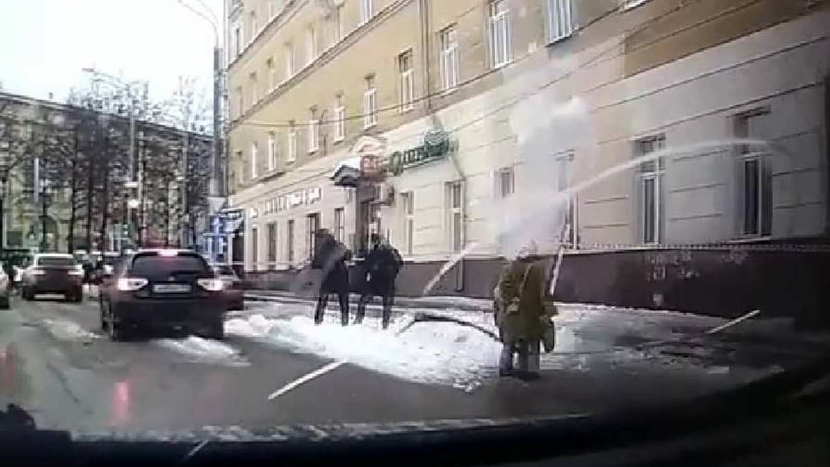 Глыба льда рухнула на внучку с бабушкой в Перми