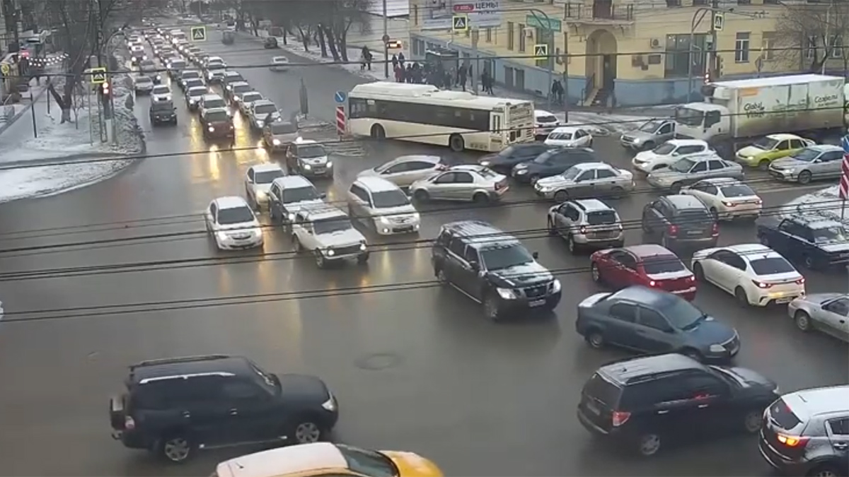 Два ДТП парализовали центр Волгограда. Видео