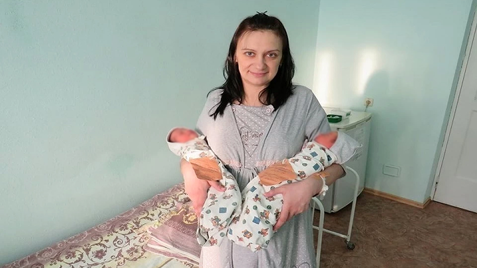 Редкий случай: в Красноярске близнецы родились в разные дни
