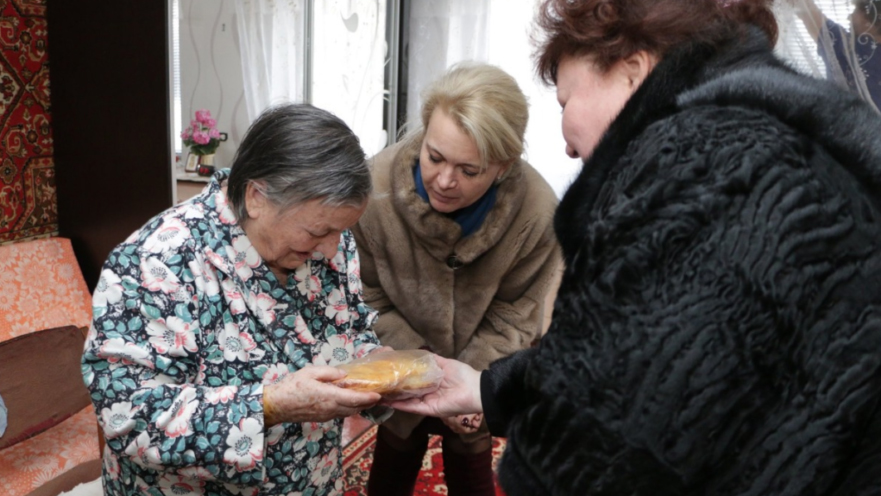 Не батон, а караимский пирог: в горсовете Керчи объяснили подарки блокадникам