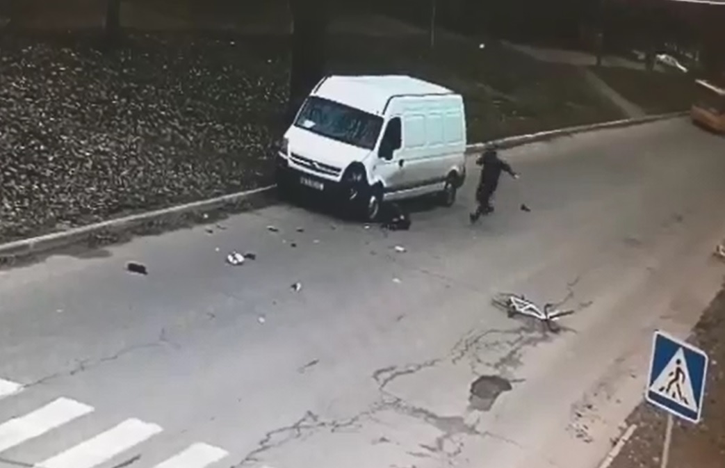 Школьник на велосипеде вылетел под встречный фургон, попав в яму на дороге. Видео