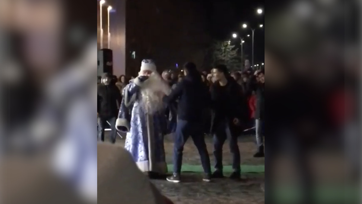 Пришлось звать полицию: потасовка с участием дедов Морозов попала на видео