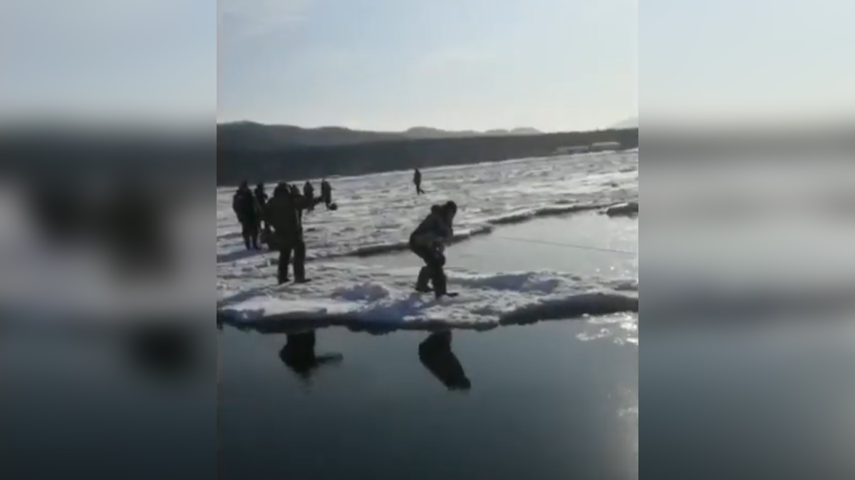 Льдину с сотнями рыбаков оторвало от берега на Сахалине