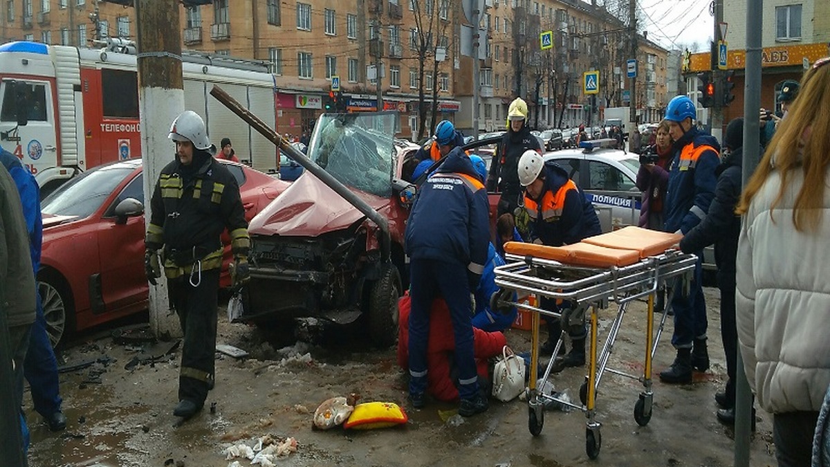 Две машины врезались в толпу пешеходов на тротуаре в Твери