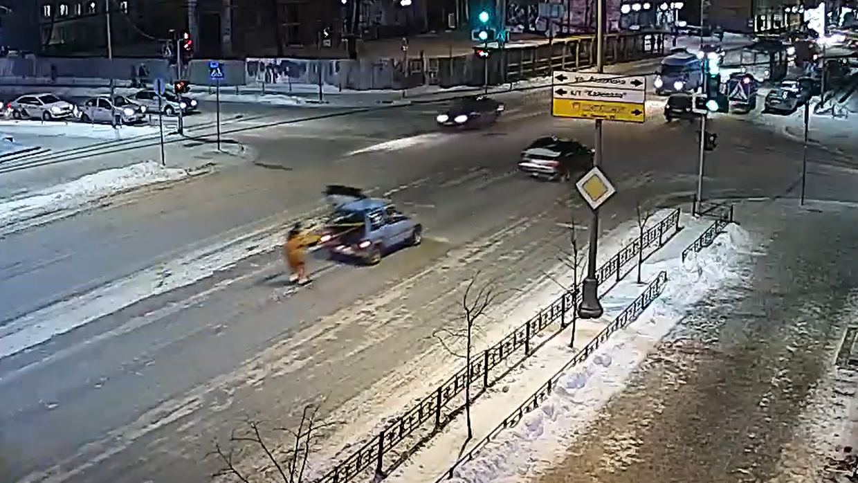 Искрометный лыжник прокатился по Петрозаводску в тандеме с "Окой"