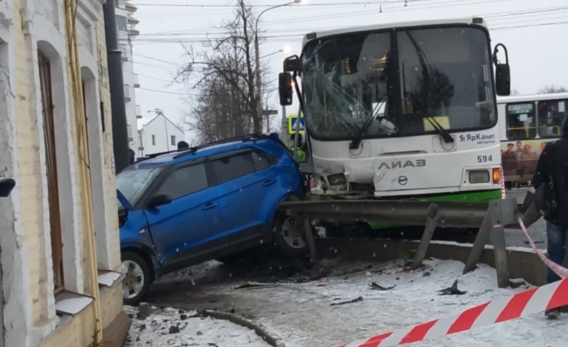 Погибший и шестнадцать пострадавших: в Ярославле произошла авария с автобусами