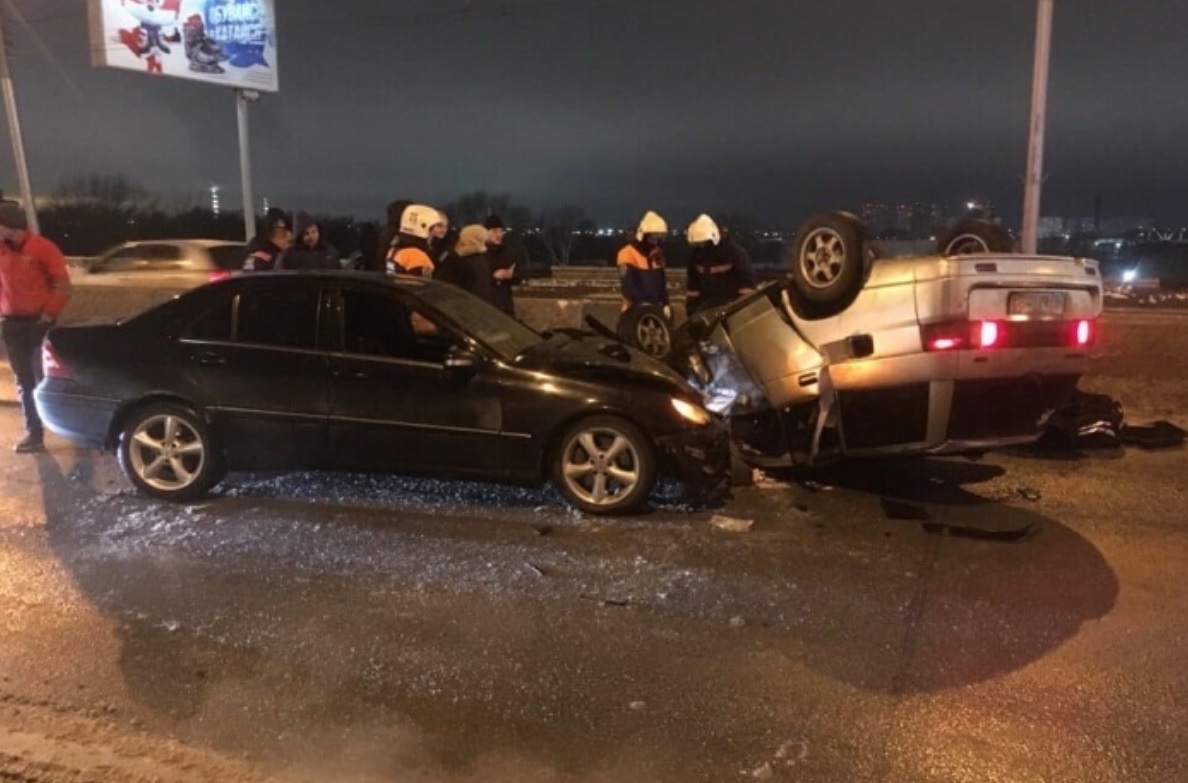 В Новосибирске кувыркающаяся легковушка устроила ДТП на встречной полосе. Видео