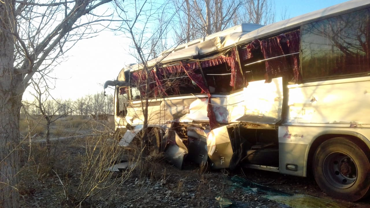 Под Астраханью электричка столкнулась с автобусом. 14 пострадавших