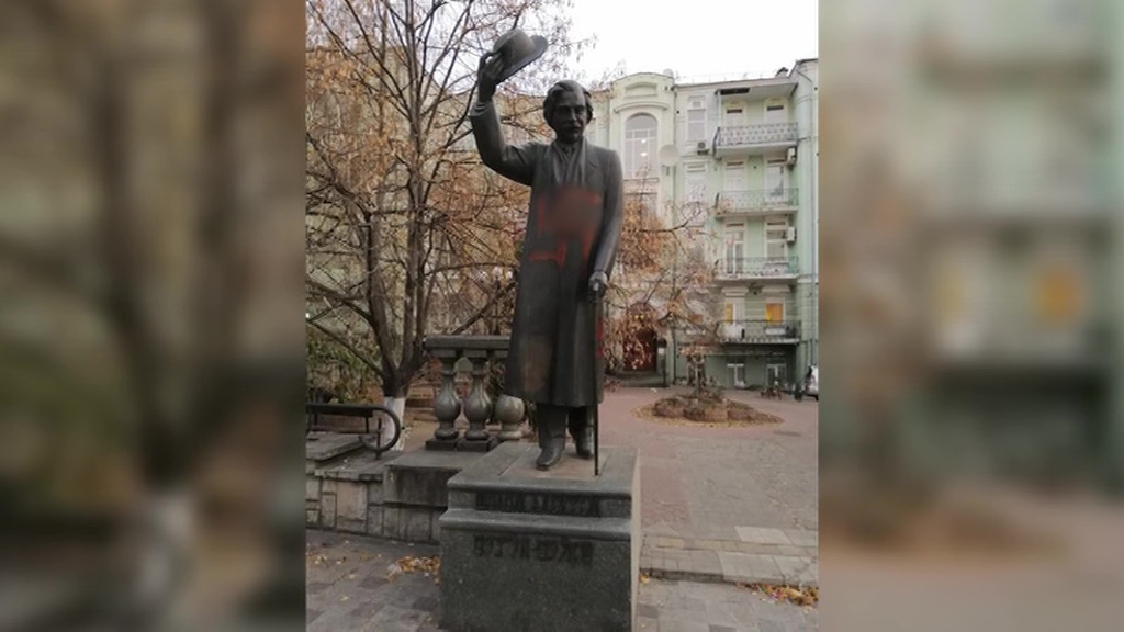 На памятнике Шолом-Алейхему в Киеве нарисовали свастику
