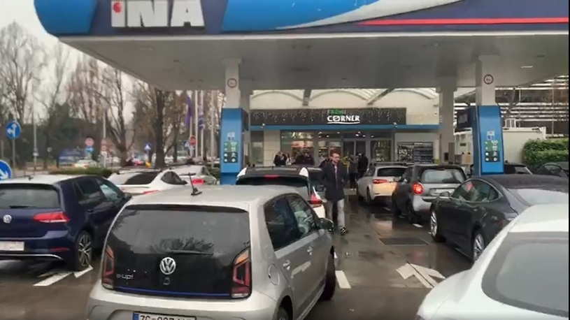 Страшная месть: в Загребе владельцы электрокаров заблокировали АЗС