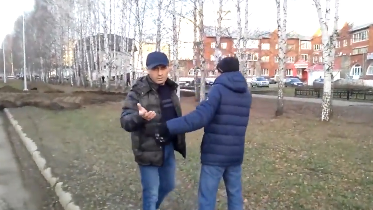 "Дай между ног!": бизнесмен натравил своего девятилетнего сына на журналиста