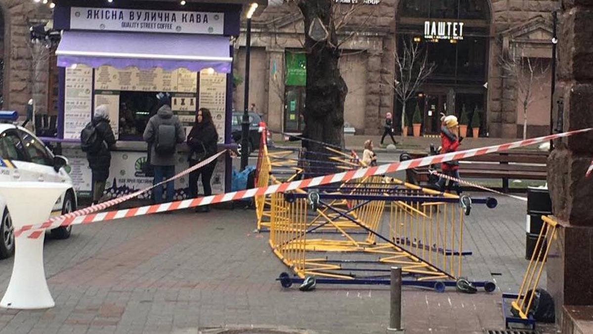 Рабочие уронили строительные леса на проходившую мимо женщину