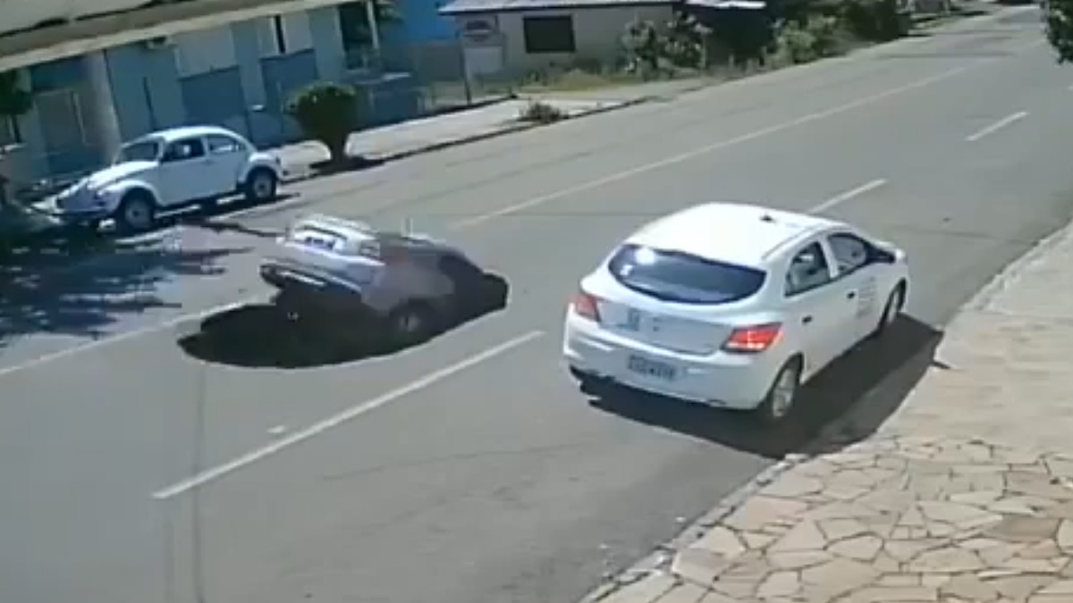 Двухметровый провал от самосвала поглотил легковой автомобиль. Видео
