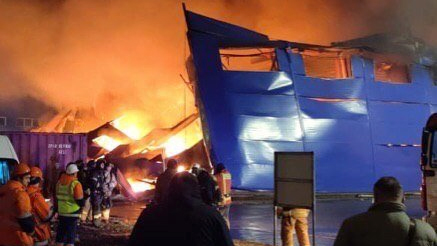 Горящий питерский ангар обрушился на площади 2,2 тысячи квадратов