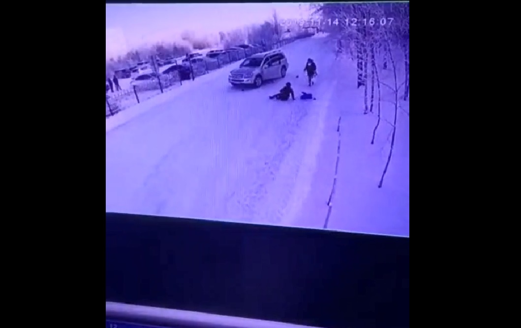 Машина сбила пешеходов с ребенком на территории больницы в Лянторе. Видео