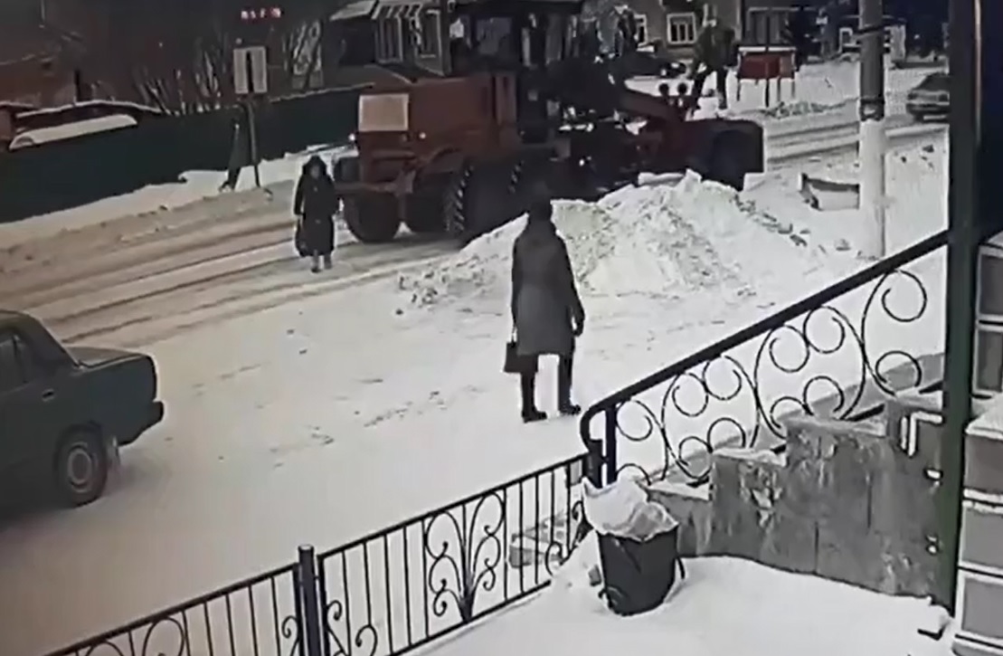 Грейдер сбил женщину-пешехода в Тюменской области. Видео