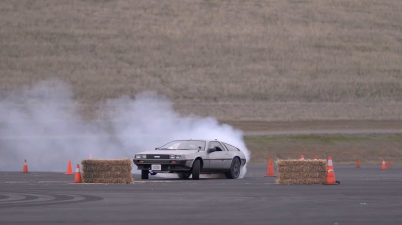 Водитель уже не нужен: DeLorean научили дрифтить самостоятельно