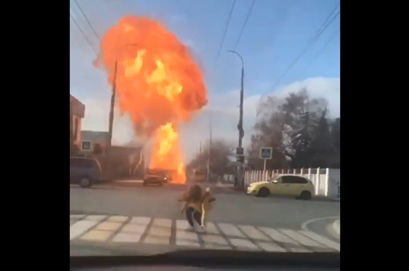 Двое пострадавших: взрыв автомобиля в Майкопе попал на видео