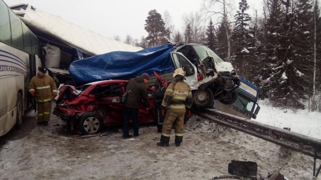 Автобус с юными спортсменами попал в массовую аварию в Прикамье